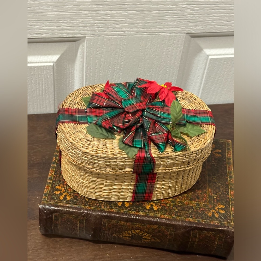 Vintage Woven Christmas Gift Box Basket With Lid Oval Red 6x5” Ribbon